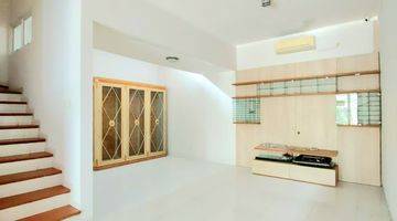 ruang keluarga rumah siap huni discovery bintaro
