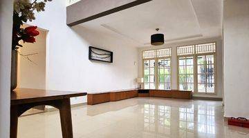 ruang keluarga rumah rapi lingkungan asri bintaro