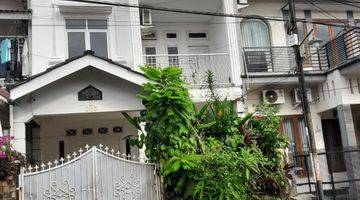 tampak depan rumah 3 lantai rapih di