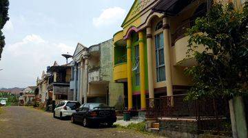 tampak depan villa 2 lantai bagus siap