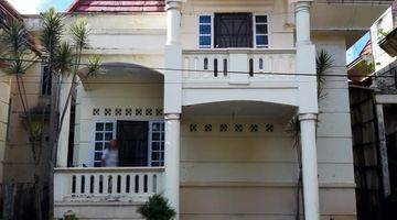tampak depan villa 2 lantai bagus murah