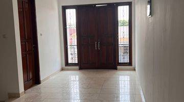 Gambar 2 Rumah 3 Lantai Bagus Semi Furnished Sertifikat Hak Milik di Rawamangun Jakarta