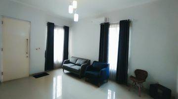 ruang tamu rumah 2 lantai di cluster