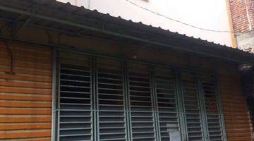 tampak depan rumah kos tingkat 17 pintu