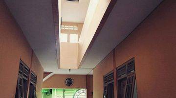 tampak depan rumah kos tingkat 17 pintu