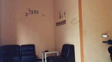 tampak depan rumah kos tingkat 17 pintu