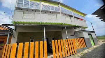 tampak depan rumah kos 2 lantai kembaran