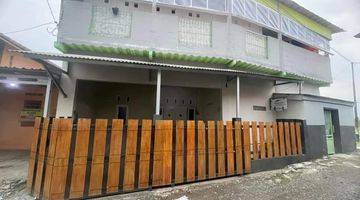 tampak depan rumah kos 2 lantai kembaran