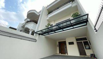 Rumah Mewah Dengan Kolam Renang Pribadi Dekat Mall Pondok Indah.