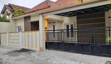 Rumah Cantik Dekat Kampus Dan RS Bonus Kolam Renang Anak