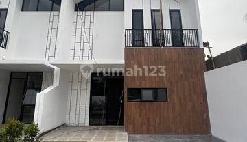 Rumah 2 Lantai Nyaman Siap Huni Dalam Komplek Asri