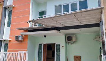 DISEWAKAN RUMAH SIAP HUNI DI PERUMAHAN ROYAL ORCHID LINGKUNGAN NYAMAN 2 LANTAI DEKAT FASILITAS UMUM
