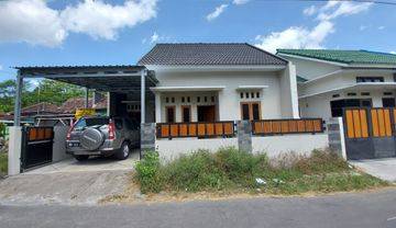 Rumah Modern Pinggir Jalan di Seyegan Include Jet Pump Dan Kanopi