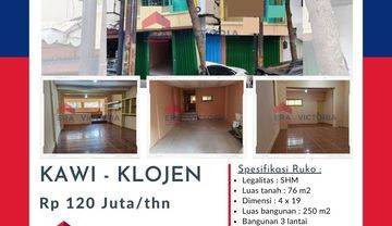 Komplek pertokoan ruko yang ramai 