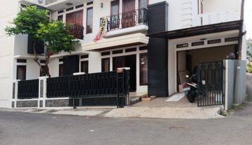 DISEWAKAN RUMAH DEPAN TAMAN DITEBET TIMUR DALAM AKSES JALAN SATU MOBIL JAKARTA SELATAN