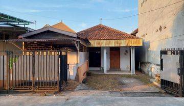Rumah Tengah Kota Jombang Pinggir Jalan Pagar Lebar
