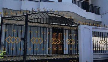 RUMAH 2 LANTAI DI SEMARANG TENGAH. BUTUH RENOVASI. LOKASI STRATEGIS