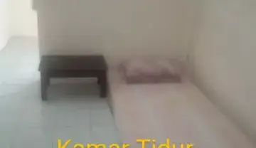 Dikontrakkan sebuah rumah kamar mandi dalam plus dengan wifi gratis