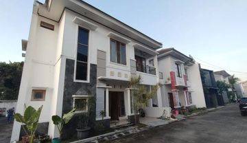 Rumah depan Ambarukmo Plaza dalam Perumahan 