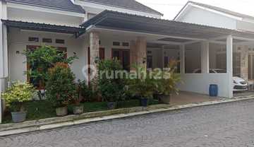 Rumah dalam perumahan Purwomartani
