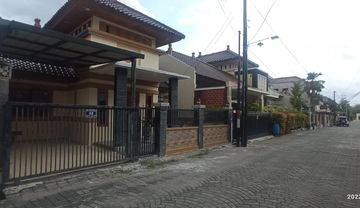Rumah dalam perumahan jalan raya Tajem Maguwo