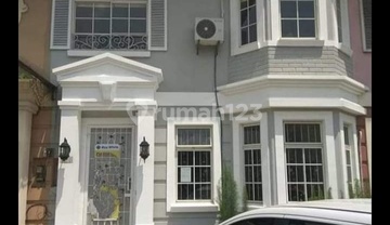Disewakan full furnish town house taman Paris . Dua lantai . Lantai 1 dan lantai 2