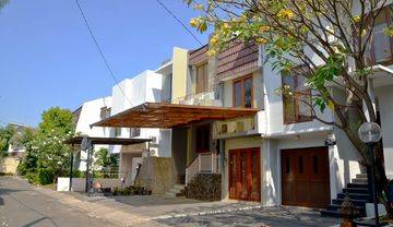 Disewakan rumah di komplek Kalifornia Regensi, Jl. Kebon Anggrek