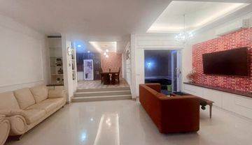 Rumah Bagus 3 Lantai siap huni. 