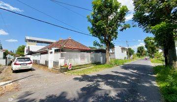 STRATEGIS BANGET! RUMAH STRATEGIS PINGGIR JALAN DENGAN TANAH  LUAS DI JALAN KALIURANG KM 10 DEKAT PASAR GENTAN BISA UNTUK USAHA APA SAJA
