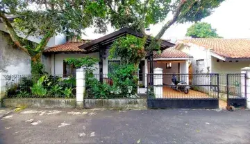 Dijual Rumah Asri Strategis Di Cigadung Selatan Bandung Utara.