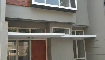 Rumah Bagus Custer Siap Huni dekat Stadion Sriwedari