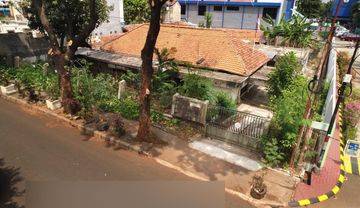 Rumah di Jl. Hang Jebat III ( Prime Area Kebayoran ), Jakarta Selatan. SHM Butuh Renovasi Harga hitung tanah