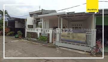 Rumah Dekat Stadion Patriot Candrabaga, Perumnas 1 Bekasi