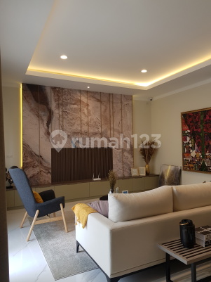 RUMAH 2 LANTAI DEKAT SEKOLAH ST.LAURENSIA, SIAP KPR, BEST PRICE!