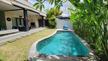 For Lease Beautiful 2 Bedrooms Full Furnished Villa with Open Living Room at Batu Belig
