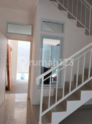 Dijual rumah cantik Cipinang Baru raya Jakarta timur 2Lt SHM