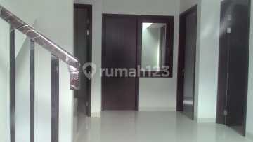 Disewakan Rumah Bagus. Rapih Siap Huni Di Regentown Bsd