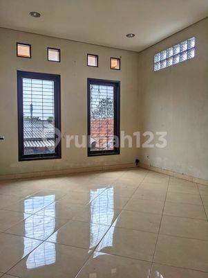 Dijual  Bangunan Toko dan Rumah Tinggal Sangat Ideal untuk Usaha di Cipamokolan, Ciwastra