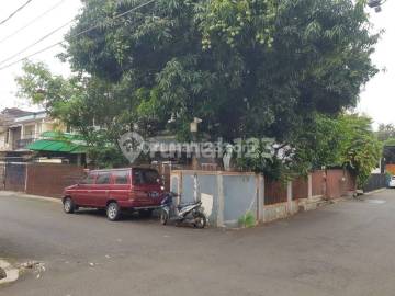 Rumah 2 Lantai Sudah Renovasi Unfurnished SHM di Kedoya, Jakarta Barat