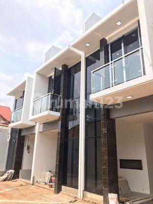 Rumah mewah di Jl.cempaka putih timur belakang KFC taman solo Jakarta pusat di Cempaka putih timur jakarta pusat