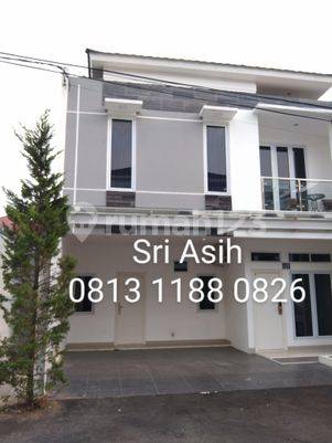 RUMAH DI  JUAL MEWAH DALAM KOMPLEK  CEMPAKA PUTIH PINGGIR JALAN