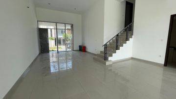 kan rumah PIK2 10x25 termurah! View danau!