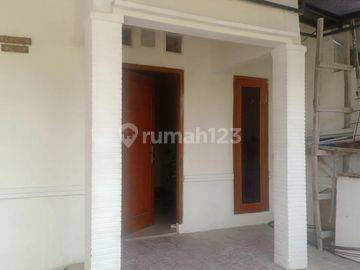 Rumah Cantik Baru Renovasi, Posisi Bagus Hadap Taman Fasum
