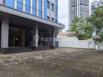 Disewakan Gedung 5 lantai di Jalan Kapten Tendean