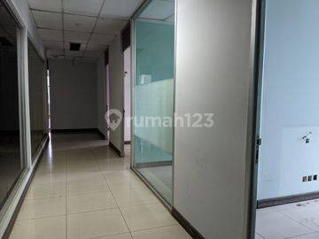 Disewakan Gedung 5 lantai di Jalan Kapten Tendean