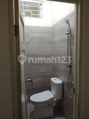 Di   Rumah  2 lantai  Mewah Cempaka Putih Barat
