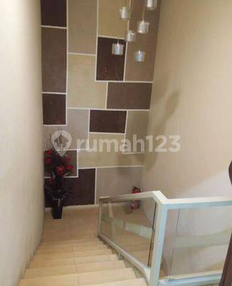 Rumah usaha 2 lantai di dekat MRT lebak bulus cocok untuk kantor