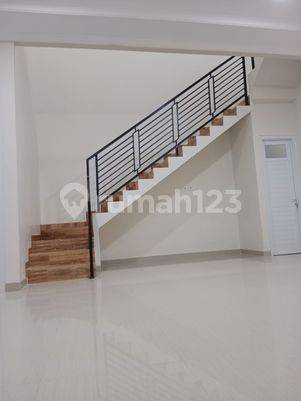 Rumah Mewah 2 Lantai Harga Murah, Dekat Pintu Tol Krukut, Depok