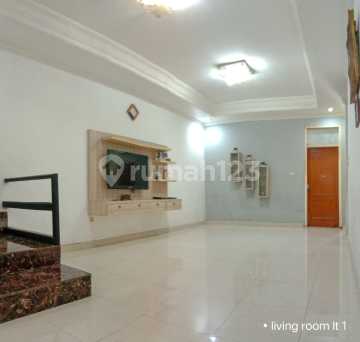 Dijual Rumah 2 Lantai Hadap timur