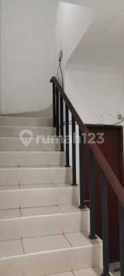 Disewakan harga murah rumah 2 lantai full furnished lokasi strategis premier park2 modernland tangerang